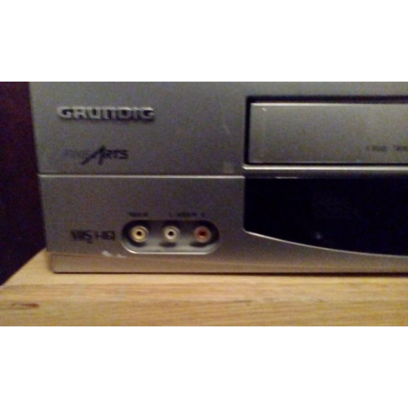 Grundig fine arts video player GV0400/2GB