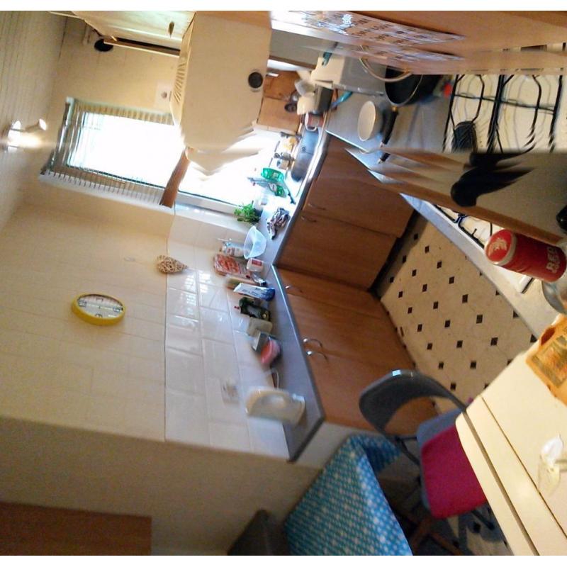 Roomshare for a young woman at the edge of zone 1
