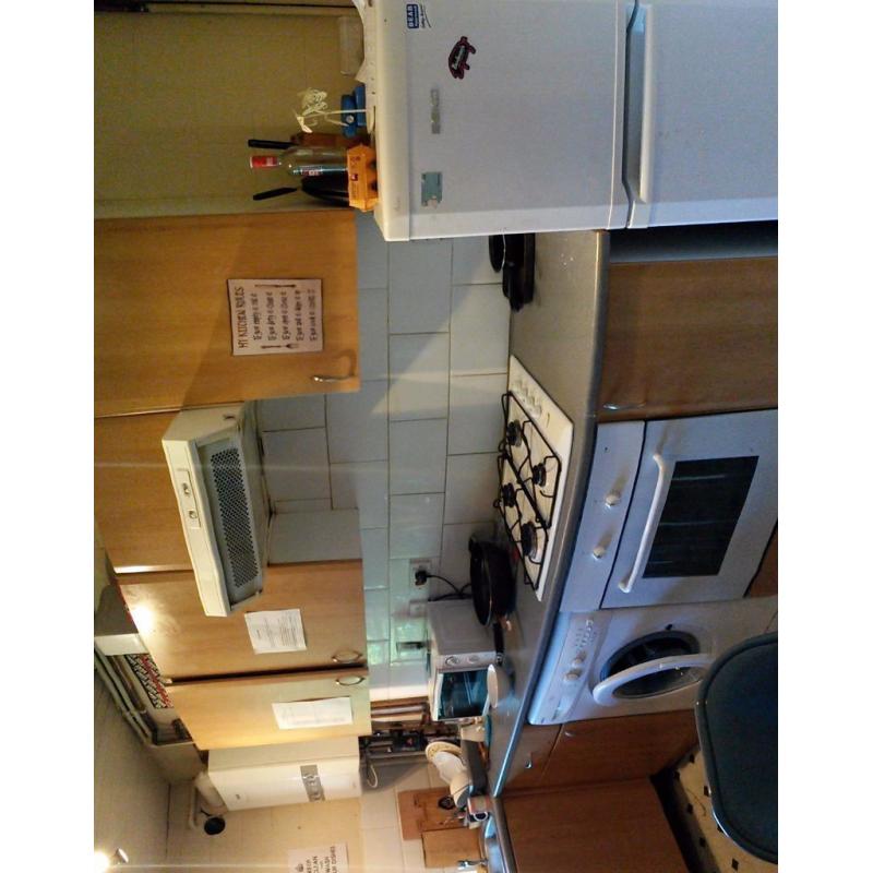 Roomshare for a young woman at the edge of zone 1