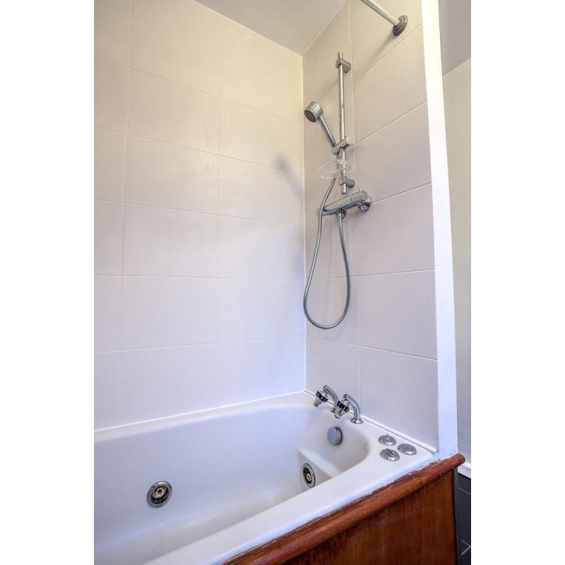 Large double room near Kennington. Don't miss out - book your viewing now!