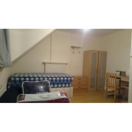 ARE YOU LOOKING TO MOVE NOW ? DOUBLE ROOMS AVAILABLE 10/06/2016
