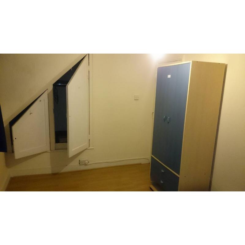 ARE YOU LOOKING TO MOVE NOW ? DOUBLE ROOMS AVAILABLE 10/06/2016