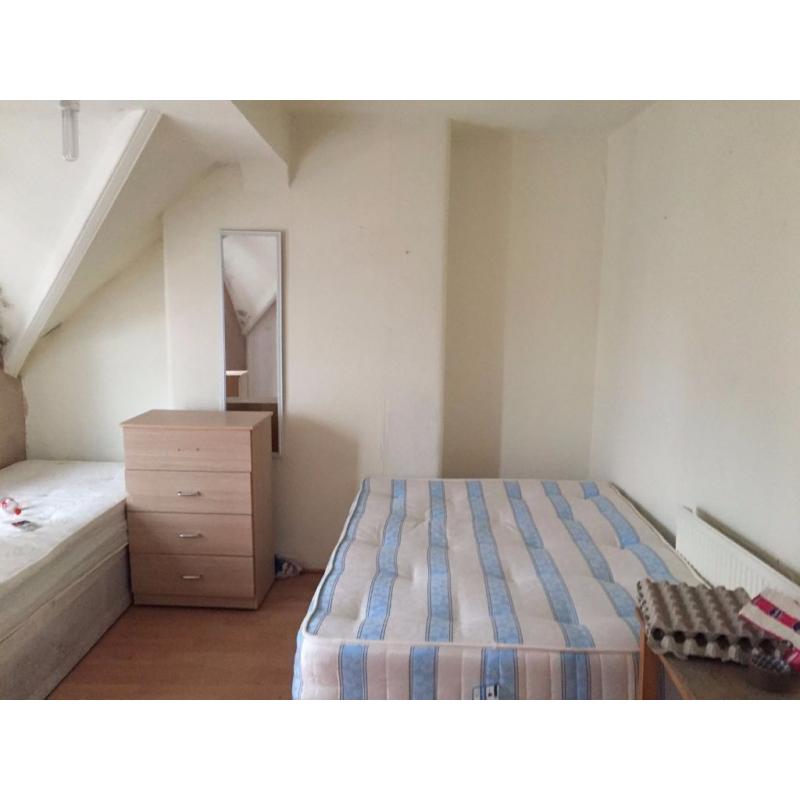 Very Nice Double/ Twin room in a nice flat at 1 min walk to Willesden Green tube station