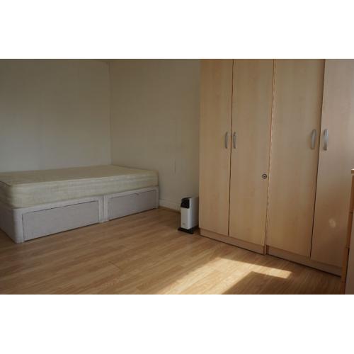 LARGE DOUBLE ROOM IN MILE END WITH ALL BILLS AND WIFI INCLUDED