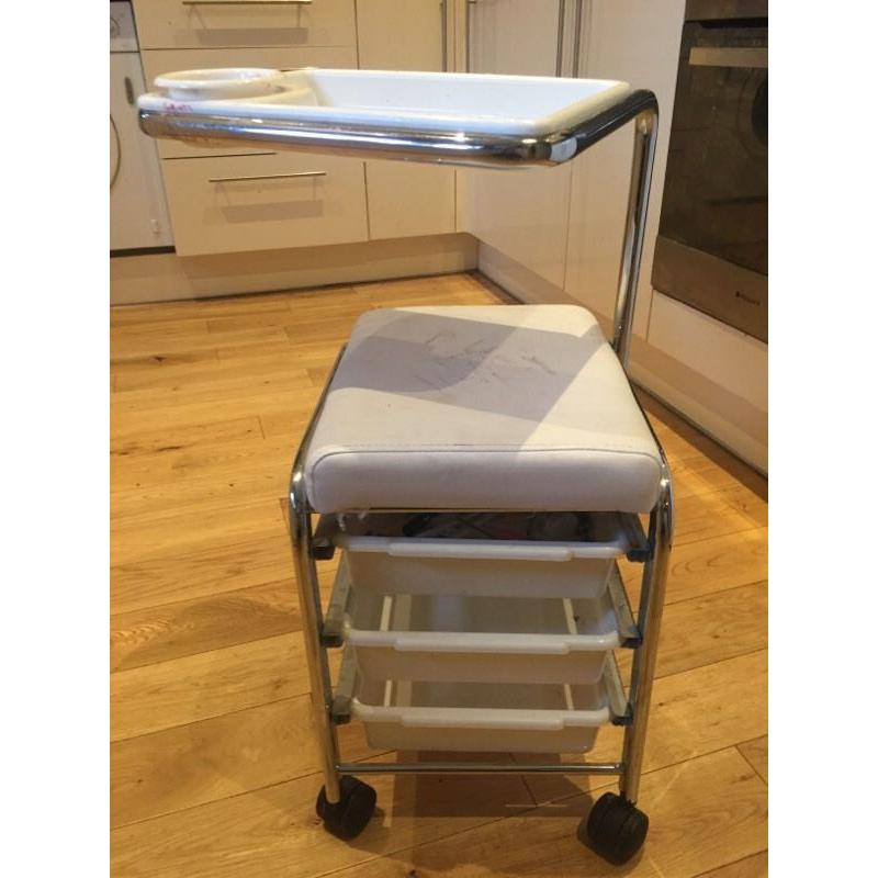 Mobile nail bar