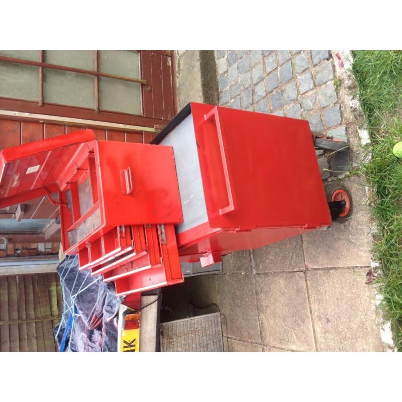 TOOL BOX AND TROLLEY CABERNET USED PICK UP ONLY