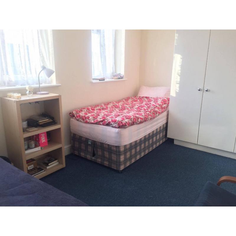 Nice roommate wanted (cheap furnished room in zone 3)