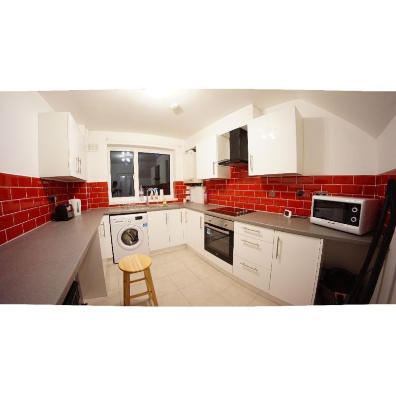 1 Minute Walk to DLR Elverson Road Double Room -- mint pie