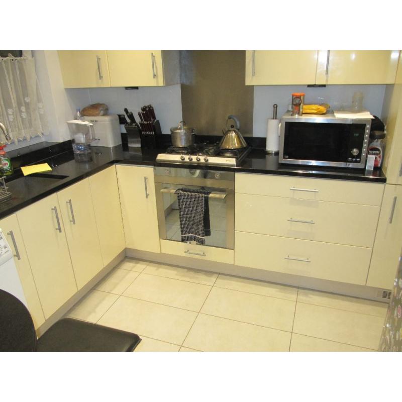 Rooms in 3 bedroom flat to rent