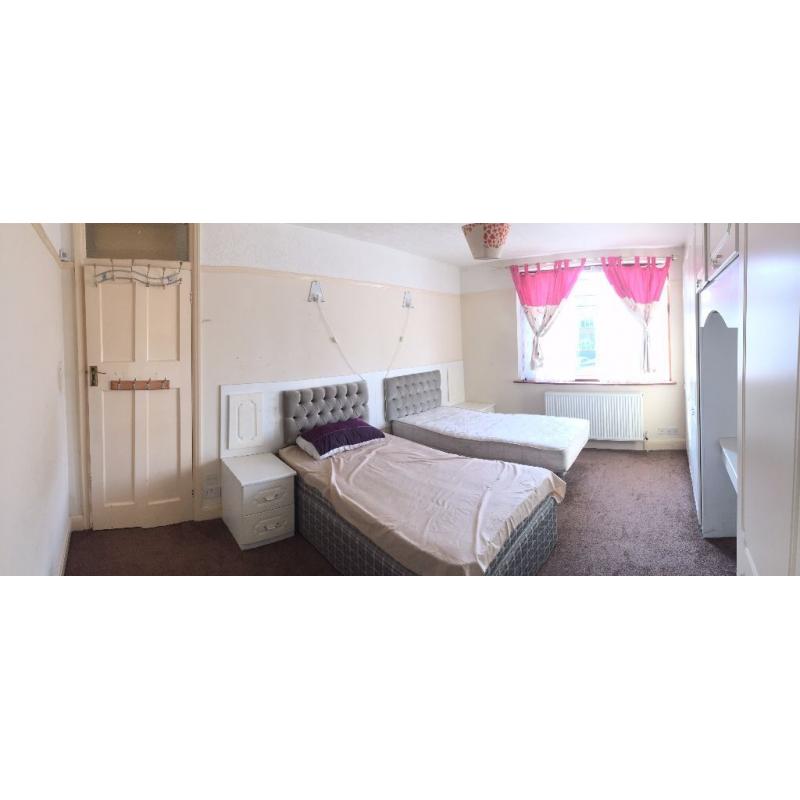 Large Double Rooms to rent Acton, W3, London Single and Double occupancy Large House