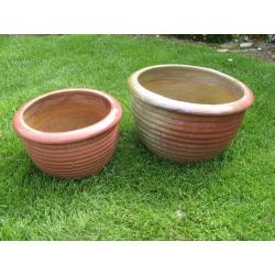 2 matching garden planters\terracotta pots