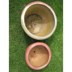 2 matching garden planters\terracotta pots