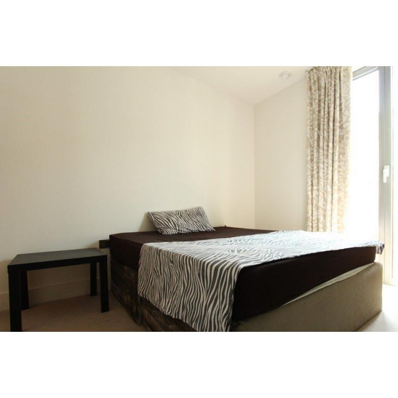 Double Bed in Rooms to rent in 3-bedroom flatshare with balcony - Kensington and Chelsea