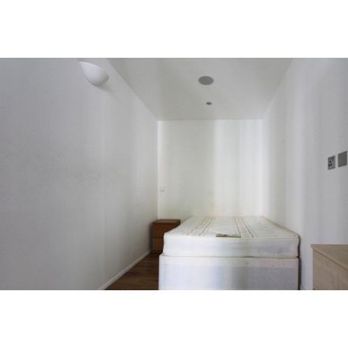 Double Bed in Rooms to rent in 3-bedroom flatshare with balcony - Kensington and Chelsea