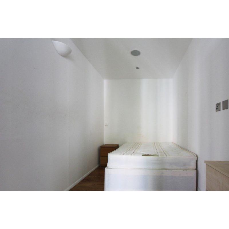 Double Bed in Rooms to rent in 3-bedroom flatshare with balcony - Kensington and Chelsea
