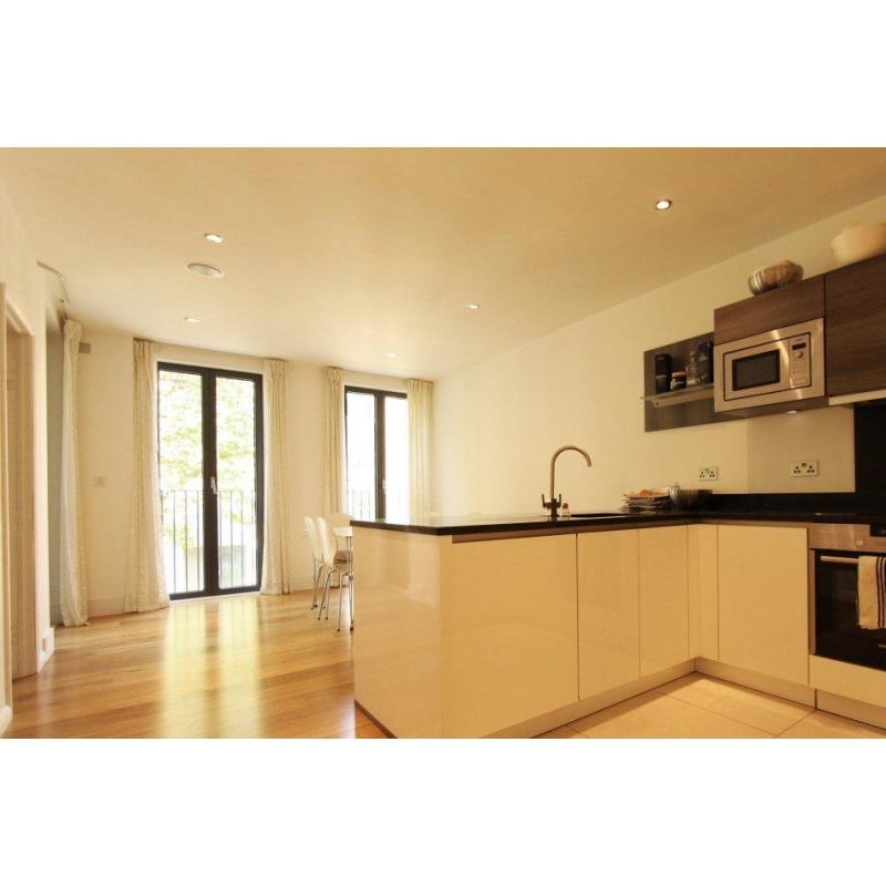 Double Bed in Rooms to rent in 3-bedroom flatshare with balcony - Kensington and Chelsea