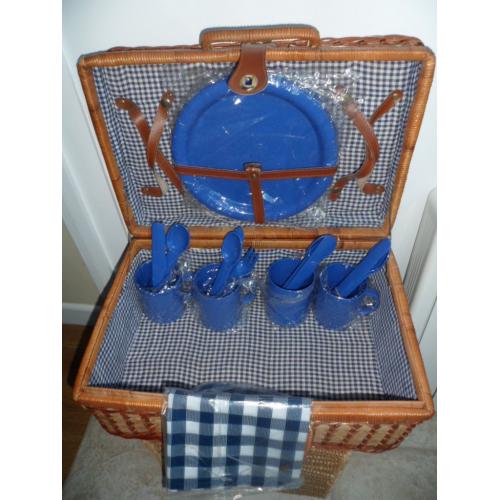 WICKER UNUSED PICNIC BASKET & CONTENT'S