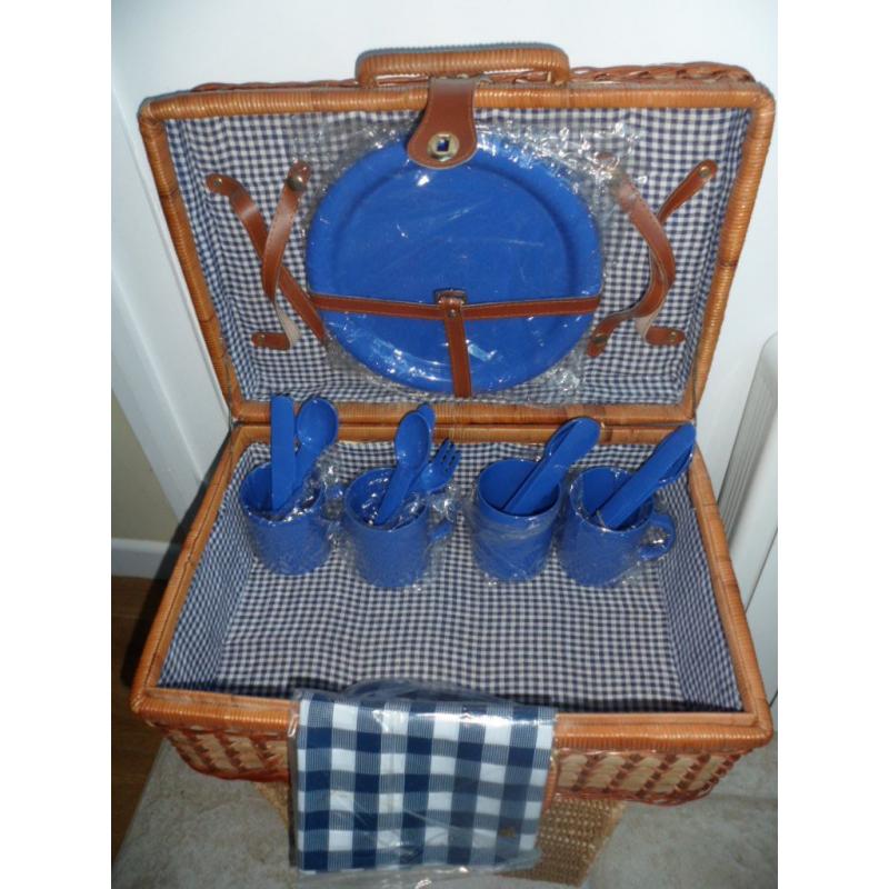 WICKER UNUSED PICNIC BASKET & CONTENT'S