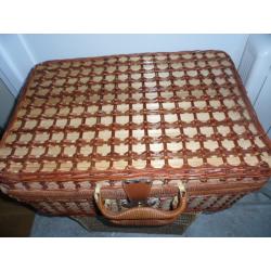 WICKER UNUSED PICNIC BASKET & CONTENT'S