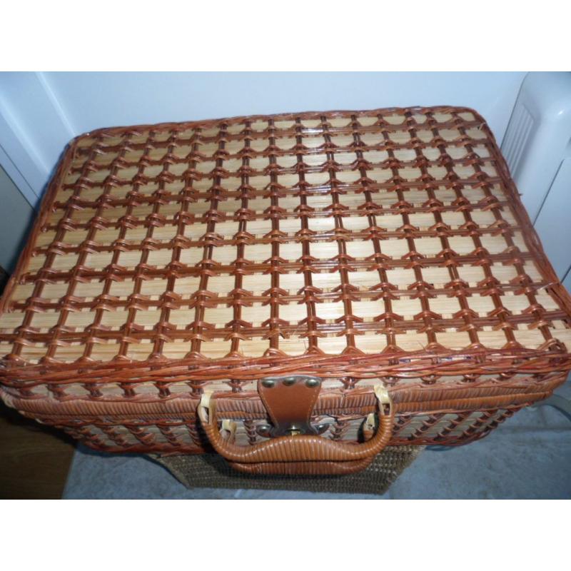 WICKER UNUSED PICNIC BASKET & CONTENT'S