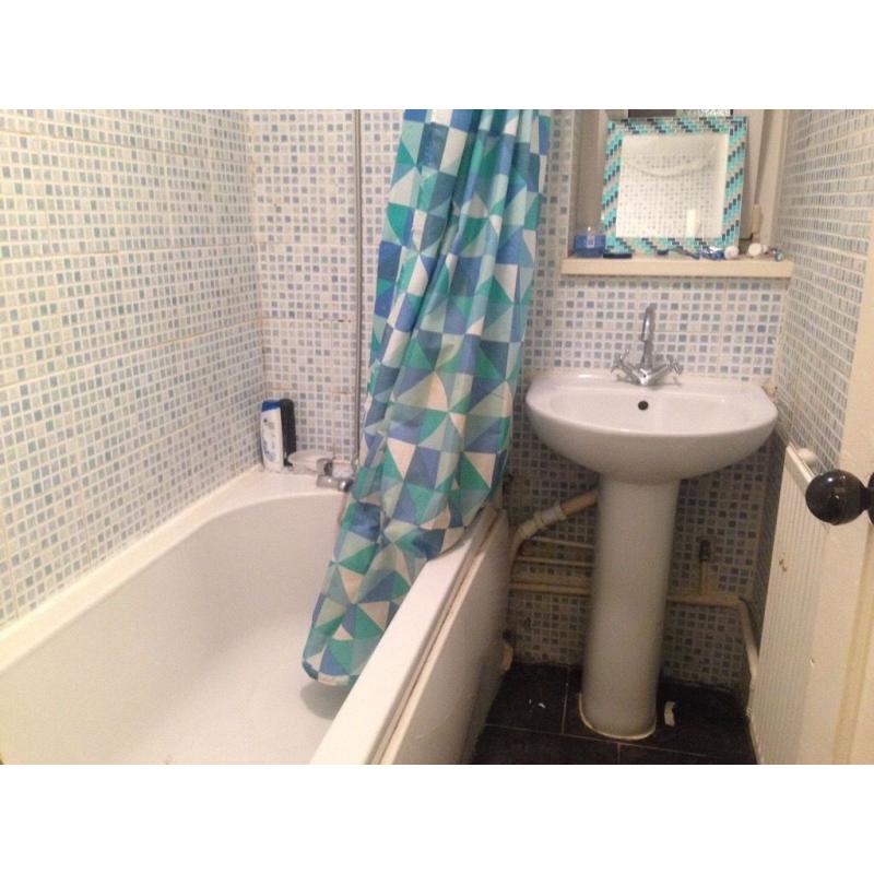 Triple bed in roomshare to let with Poland girl in flatshare at Aldgate East & Liverpool st