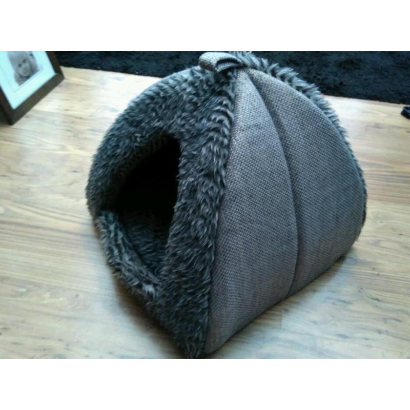 Plush cat bed
