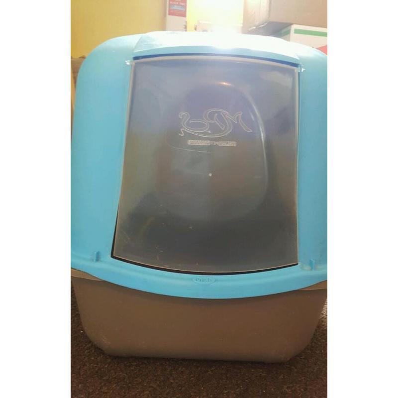 Enclosed cat litter tray