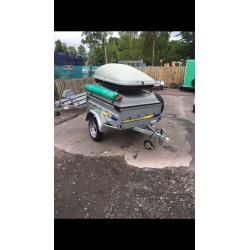 Camping trailer with hardtop lid, frame , roofbars and top box and camping gear