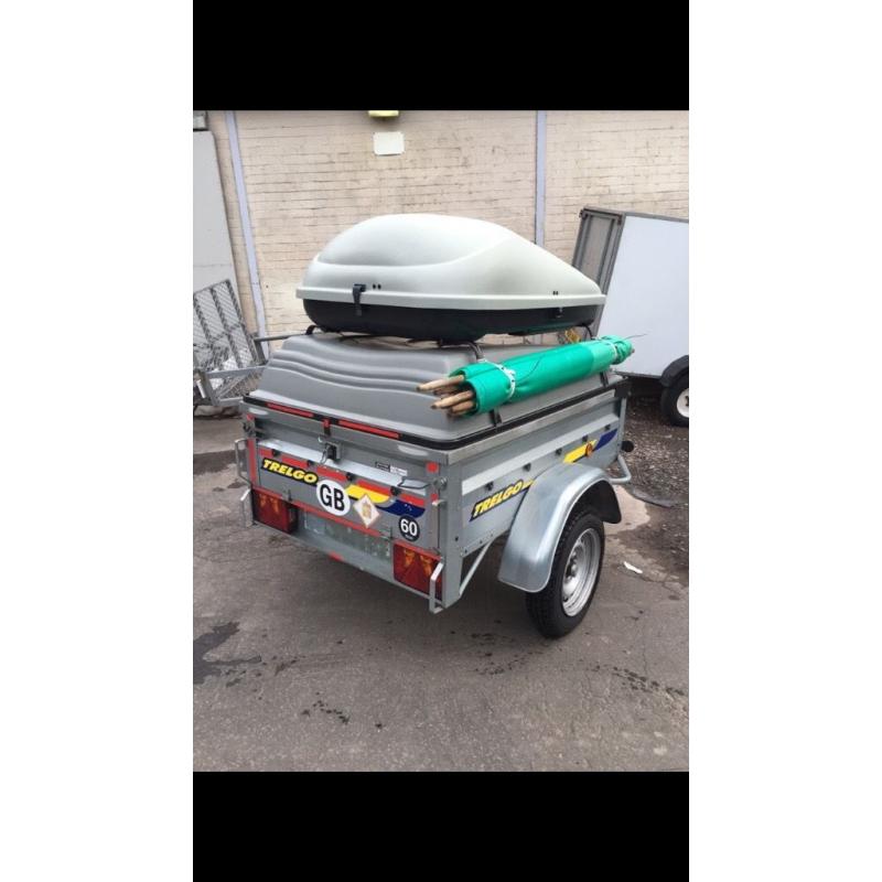 Camping trailer with hardtop lid, frame , roofbars and top box and camping gear