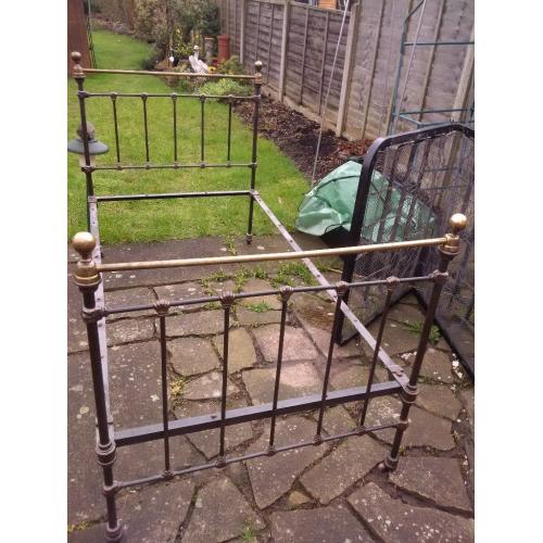 GENUINE BRASS AND BLACK IRON 4FT BED 1940-50 ERA VVGC, 4X CASTERS, LACED SPRINGS ON BLACK IRON FRAME
