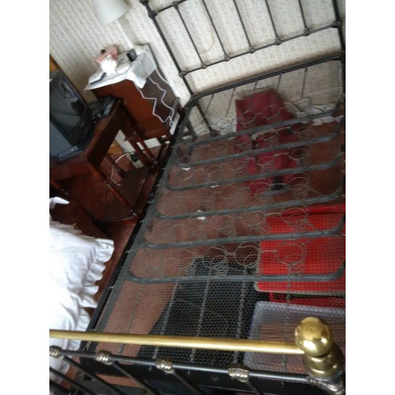 GENUINE BRASS AND BLACK IRON 4FT BED 1940-50 ERA VVGC, 4X CASTERS, LACED SPRINGS ON BLACK IRON FRAME