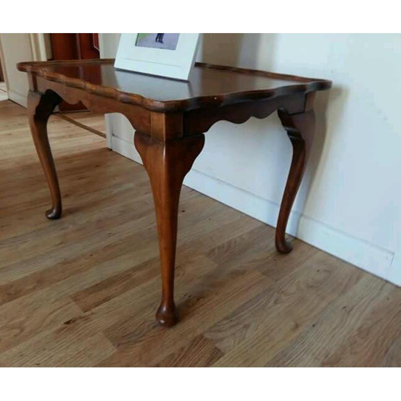 Beautiful little side table /coffee table long x45 wide x 42 cm high.