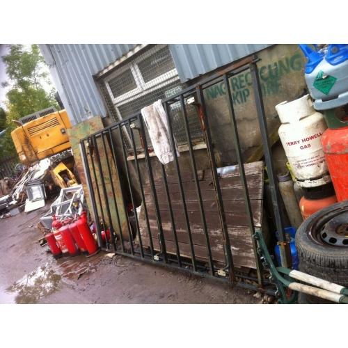 Large. Heavy duty Roof rack with rollbar