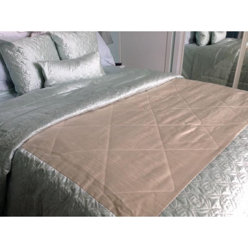 Double bed set and bed spread