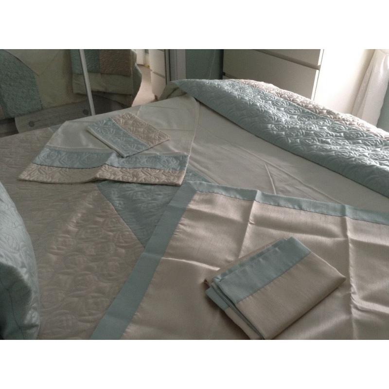 Double bed set and bed spread