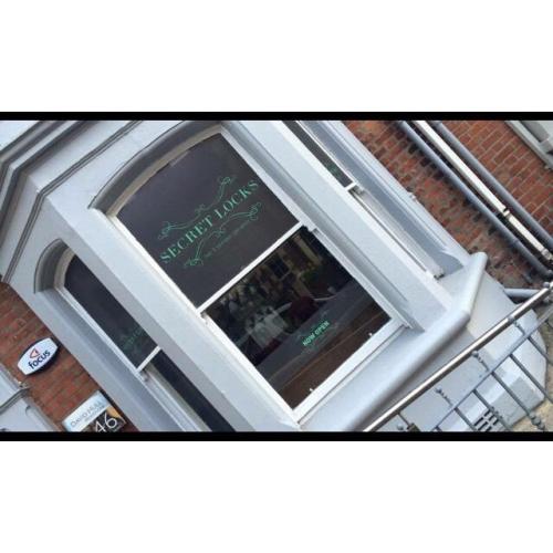 Nail Table to Rent in Hair Salon