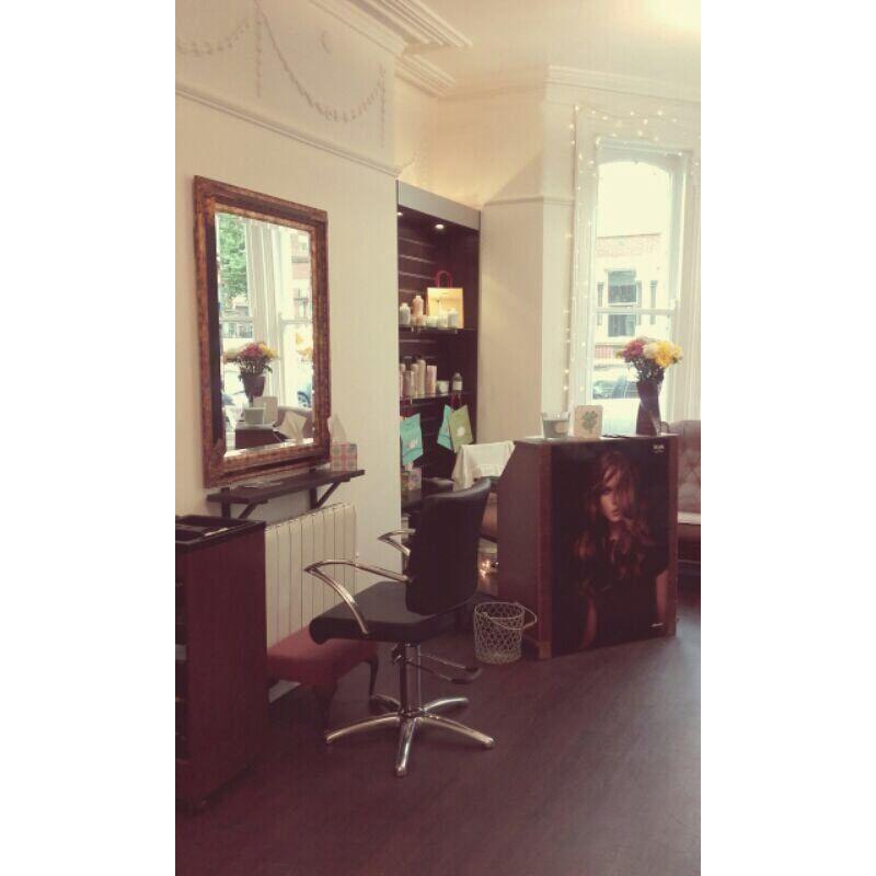 Nail Table to Rent in Hair Salon