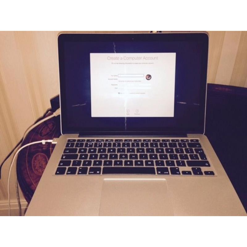 2014 Macbook Pro 13' Retina (No Chager) Near perfect condition, restored to factory settings.