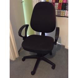 Black computer/desk chair