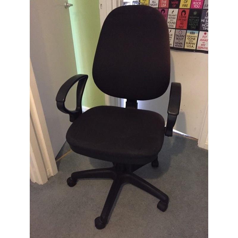 Black computer/desk chair