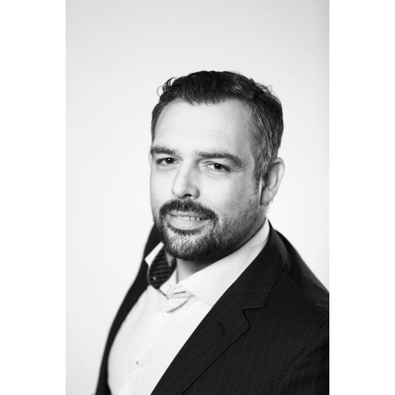High quality head shots for actors/models and family portraits at reduced rates