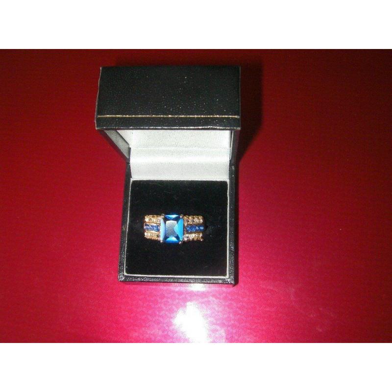 GENTS GOLD PLATED RING VERY SMART LOOKING WITH BLUE AND WHITE STONES