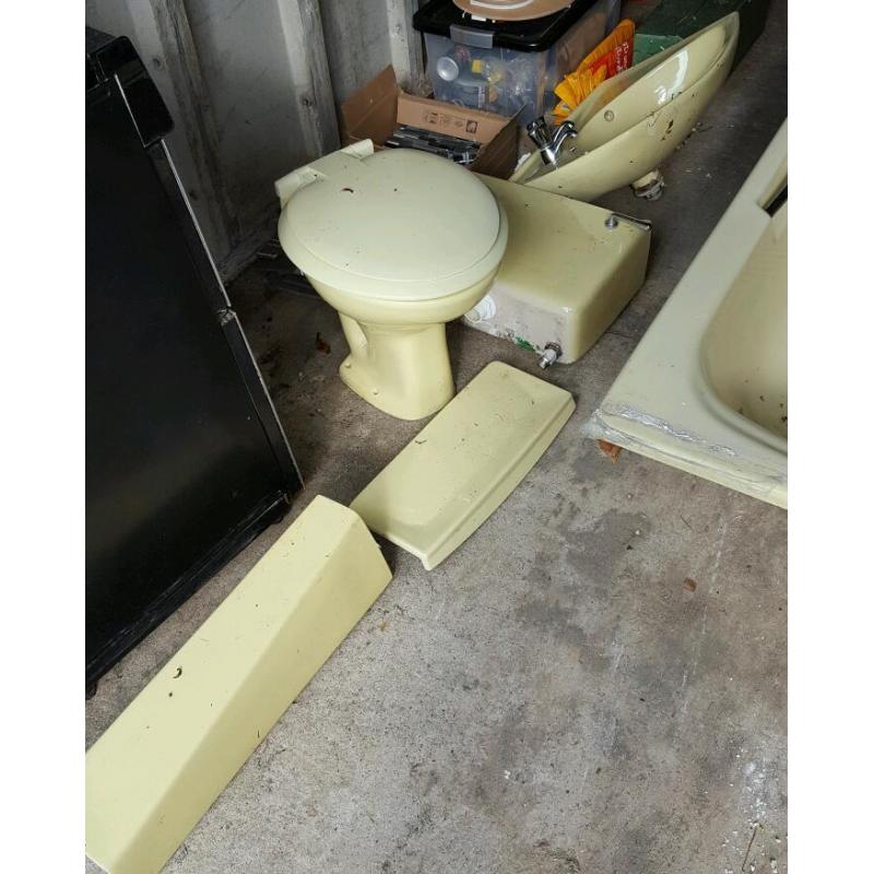 Green bathroom suite