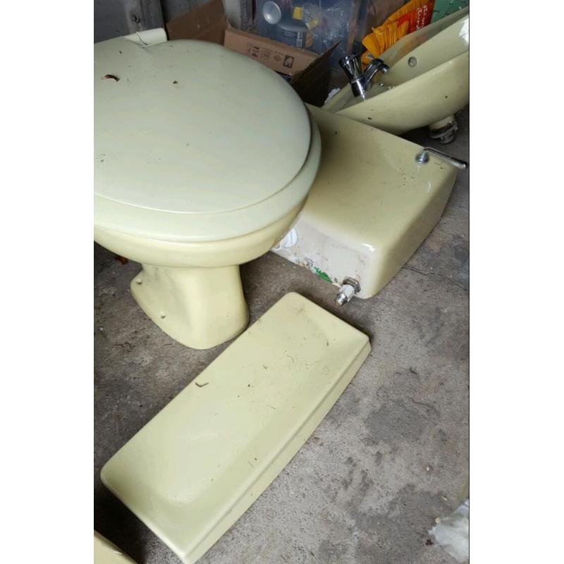 Green bathroom suite