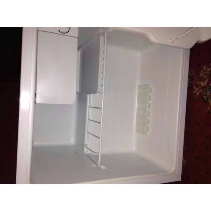 LEC R50052W Free Standing Table Top Fridge (with icebox) in White 'A+' rating