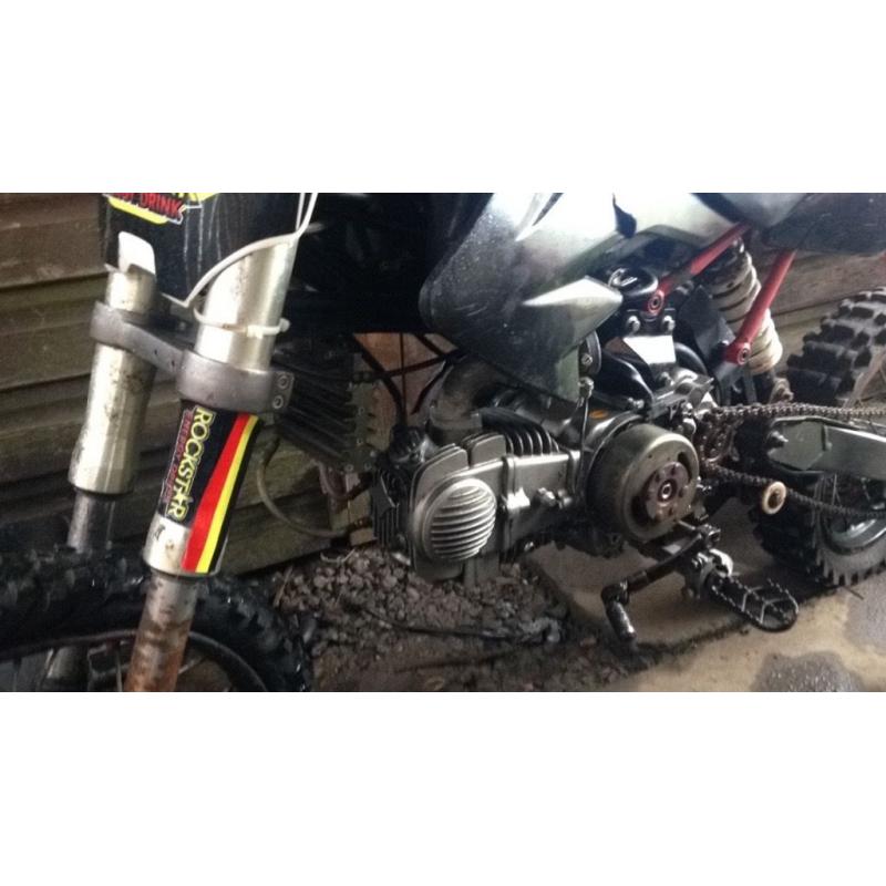 M2R 140CC oil cooled pit bike. Needs side caseing, throttle and break connecting as I got no time