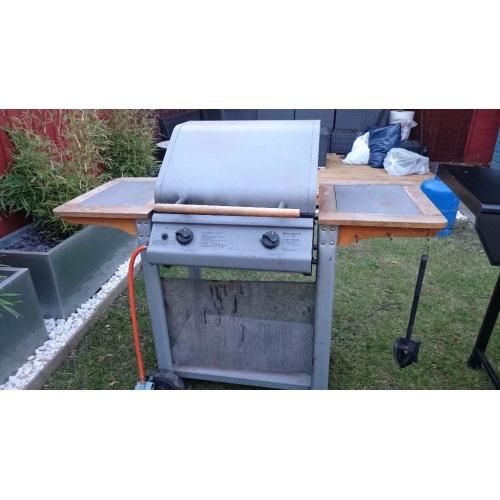 2 burner gas bbq - free to collect