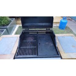 2 burner gas bbq - free to collect