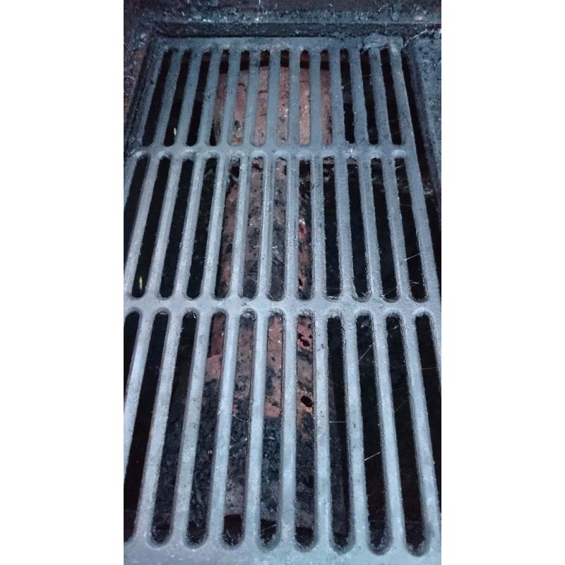 2 burner gas bbq - free to collect
