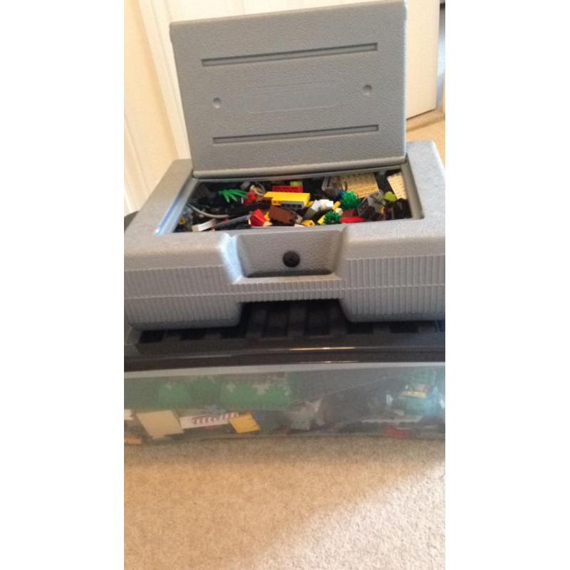 Mixed Box of Lego Approx 8KG (Sets and traditional Lego)